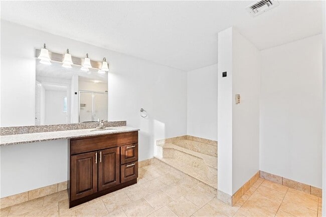 Building Photo - 30 Argyle Ave