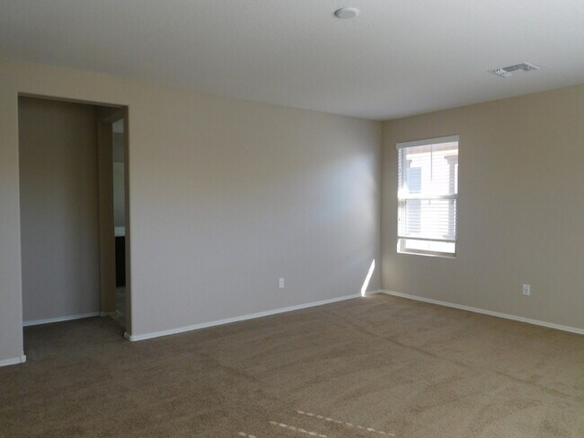 Building Photo - Naturally Well-Lit 4 bed/3 bath Single-Fam...