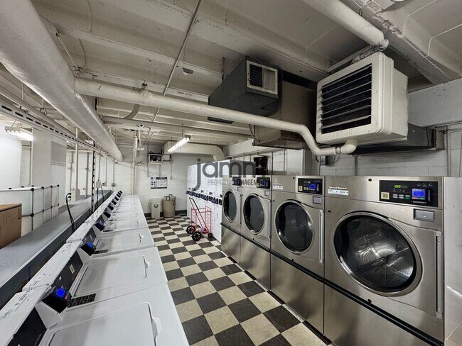 Building Photo - 11820 Edgewater Dr