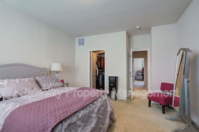 Building Photo - 822 Oval Park Ln