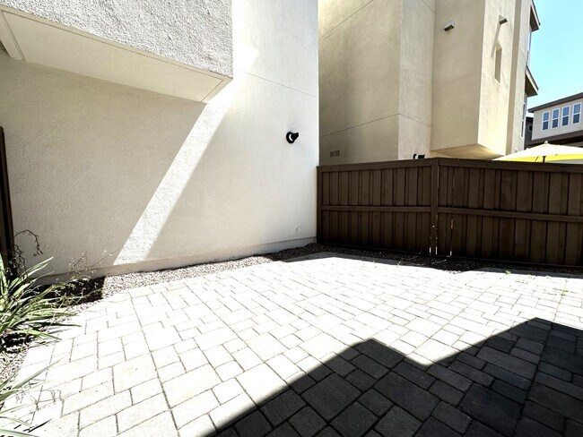 Building Photo - Civita/Apex – Luxury 3BR 3.5BA, Valley Vie...