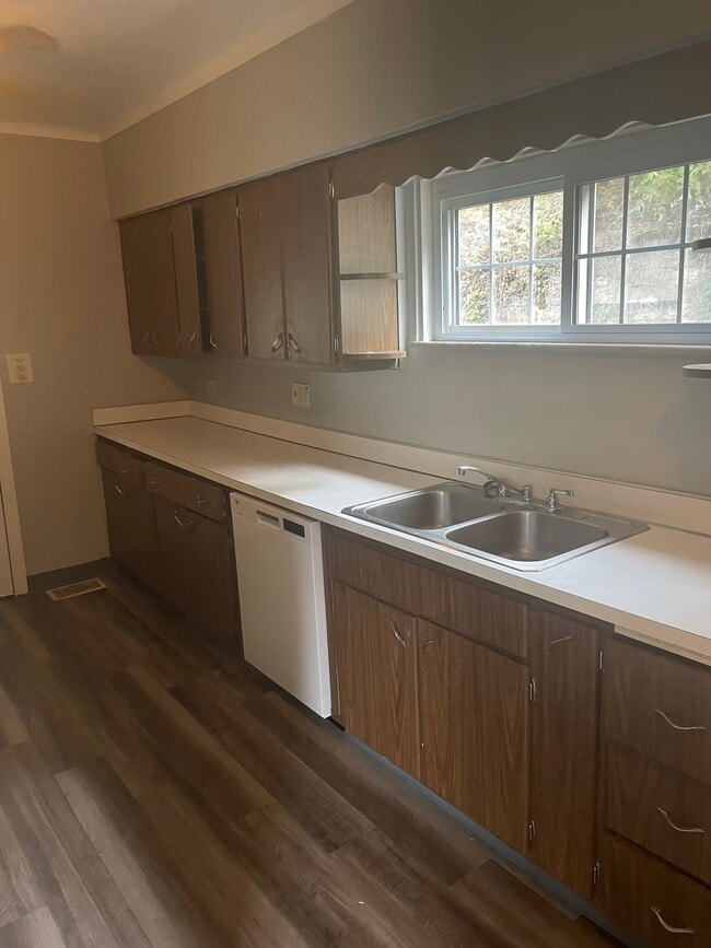 Building Photo - 746 Church St Ext