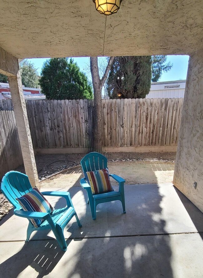 Building Photo - 3 Bedroom House Available Now