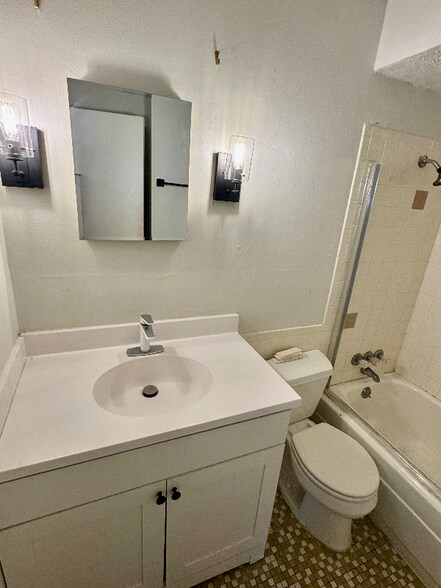 Building Photo - 1120 E 6th St