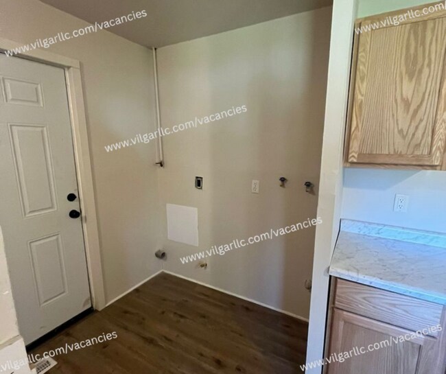 Building Photo - 3 Bedrooms | 1 Bathroom – Single-Family Home - Your Next Home!