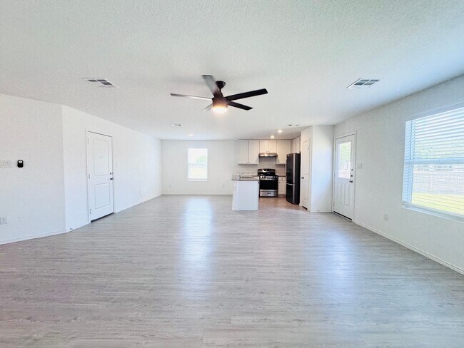 Building Photo - 4bd 2.5 ba in New Braunfels