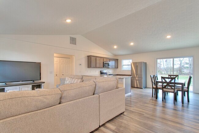 Building Photo - 120 Cheyenne Dr