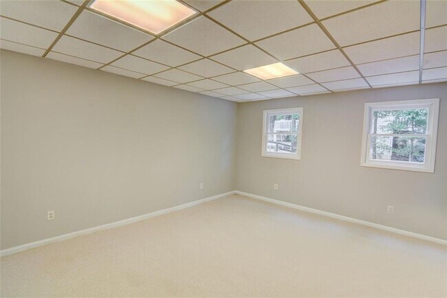 Building Photo - 639 Lakeshore Dr NW