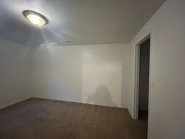 Building Photo - 400 E 4 plex