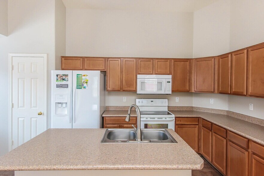 Building Photo - 3329 W Wayland Dr