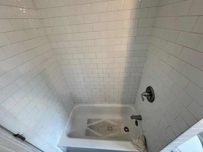 Building Photo - 4 bed 1 bath NEW RENO