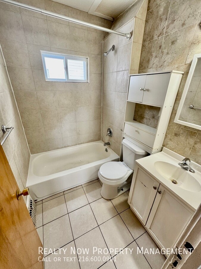 Building Photo - 8225 Rosewood Ave