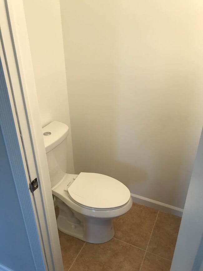 Building Photo - Crestwood 2 bed + Loft Large Condo Availab...