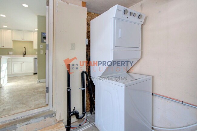 Building Photo - 860 Vics Rd