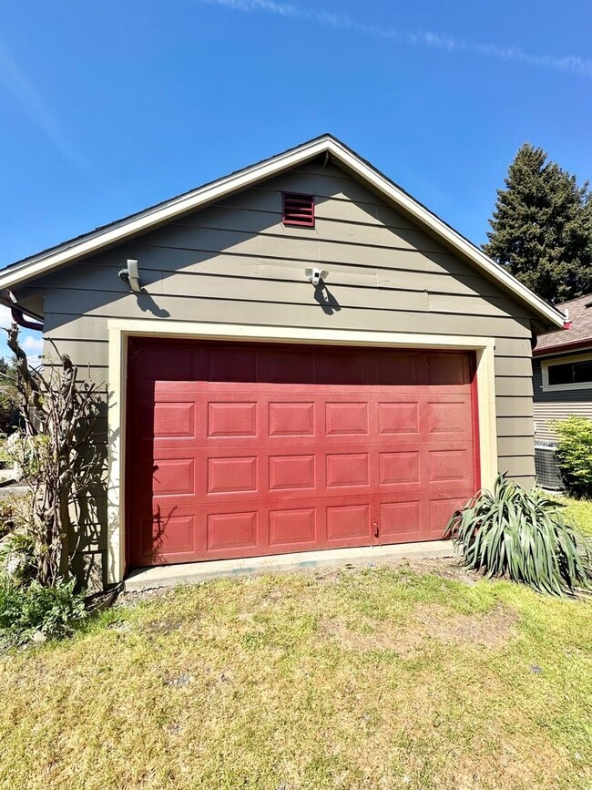 Building Photo - 3 Bedroom 2 Bath House