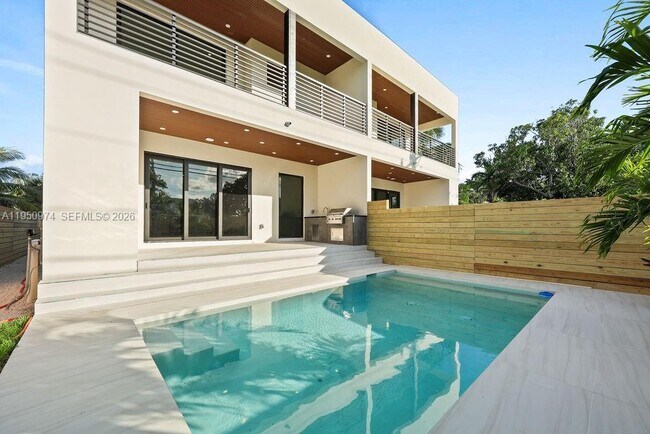 Building Photo - 1321 NE 13th Ave