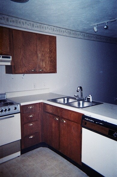 Building Photo - 475 Meadowview Dr
