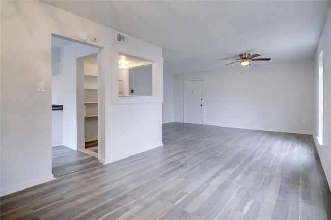 Building Photo - Move-In Ready 2 Bed Downstairs Condo- Read...