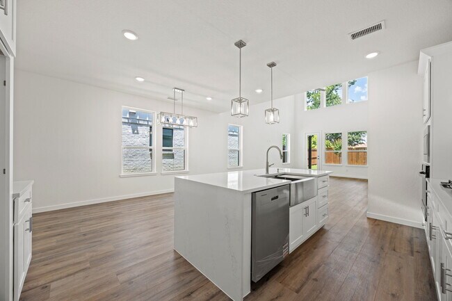 Building Photo - 220 E Park Dr