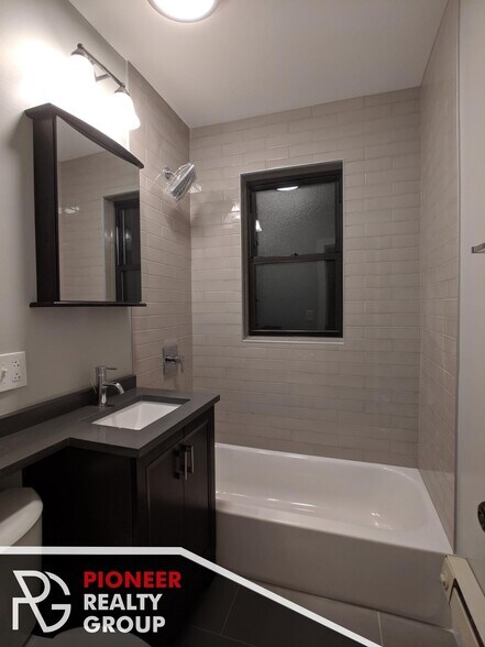 Building Photo - 4542 N Damen Ave