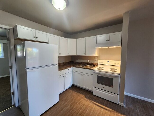 Building Photo - Newly Remodeled 1 Bed, 1 Bath Upper Apartm...