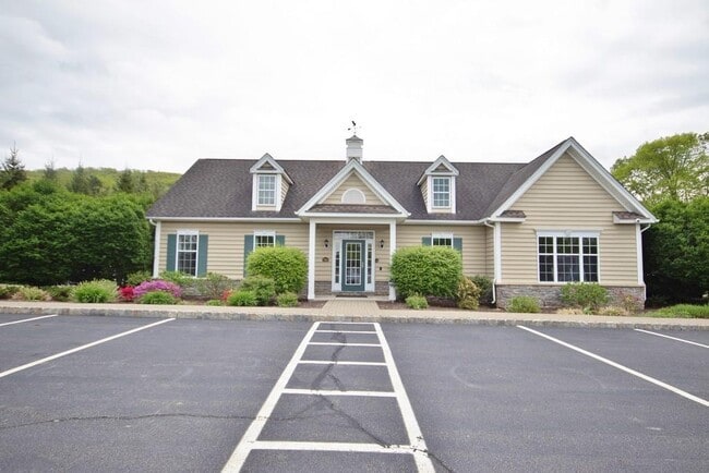 Building Photo - 836 Huntington Dr