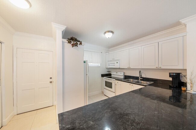 Building Photo - 2581 Garden Dr N