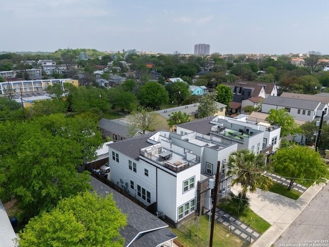 Building Photo - 715 Eleanor Ave