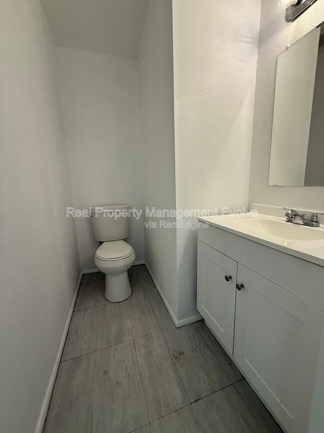 Building Photo - 3840 N 43rd Ave