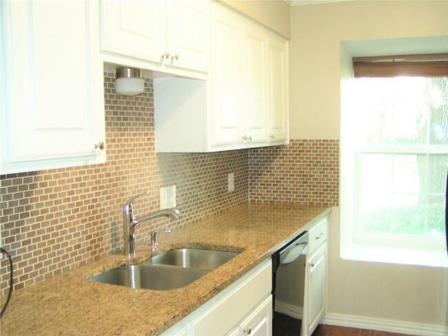 Building Photo - 6627 Valleyside Rd