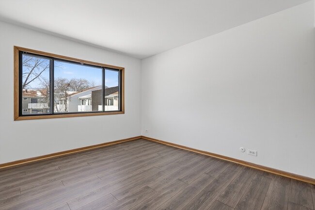 Building Photo - 3000 Bayside Dr