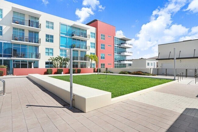 Building Photo - 1208 E Kennedy Blvd