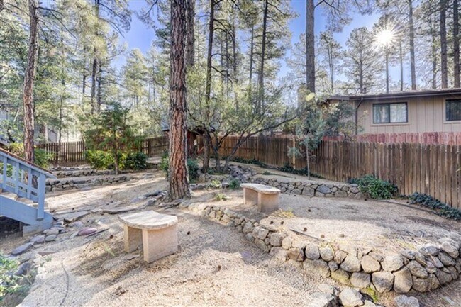 Building Photo - Spacious 3 Bed, 3 Bath Home in Hidden Valley Ranch!