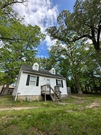 Building Photo - Spacious 3 Bedroom, 1 Bathroom House on quiet street