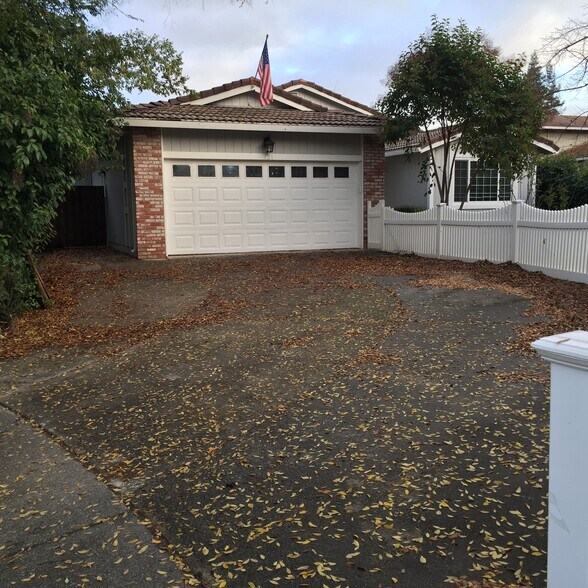 Building Photo - 131 Cavan Ct