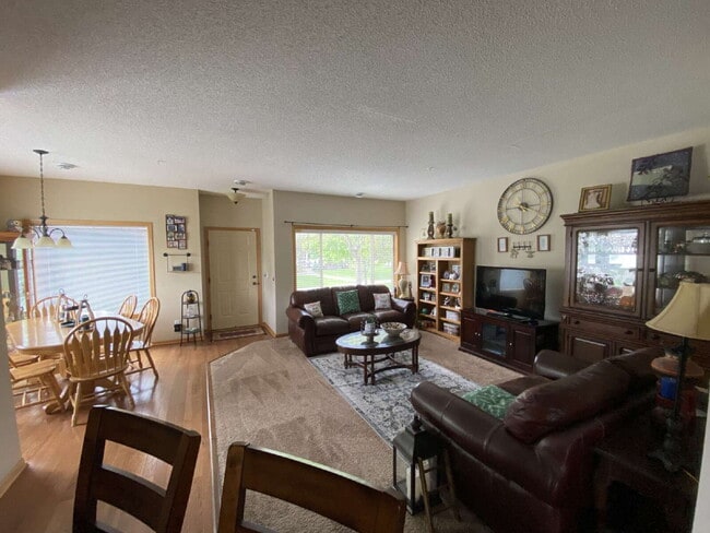 Building Photo - Roomy four-bed three-bath Townhome in Lino...