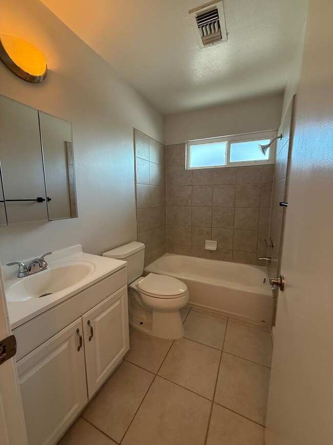 Building Photo - Quiet unit with new paint, new carpet, new windows and Air Conditioning!