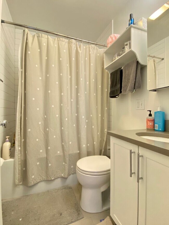 Building Photo - Nicely renovated 2 bed in Brookline.