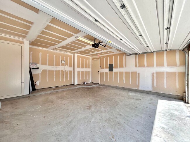 Building Photo - Inviting 4/BR 2/BA Home with Spacious Back...