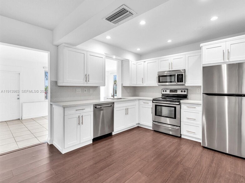 Building Photo - 4500 SW 42nd Ter