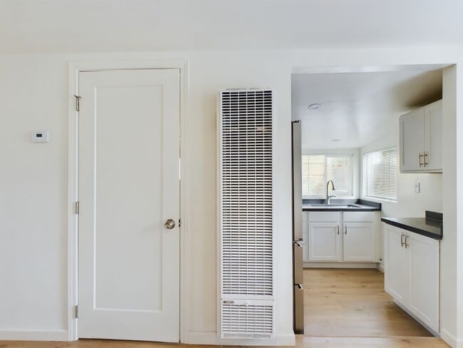 Building Photo - Adorable Remodeled Cottage in Seaside