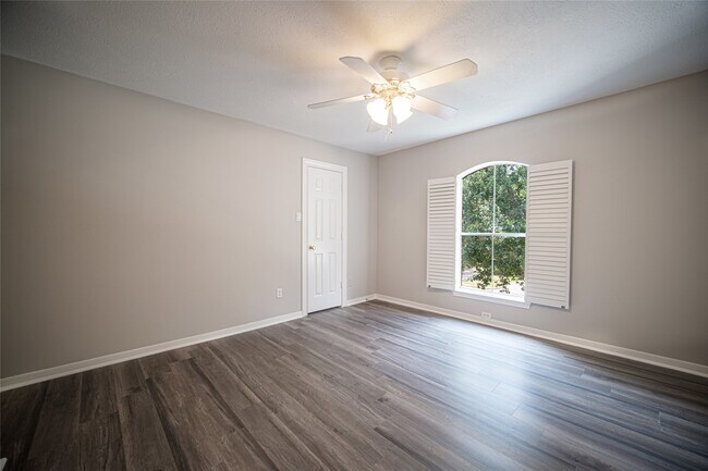 Building Photo - 4423 Lakeshore Forest Dr