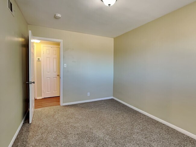Building Photo - 10757 Valley View Ave