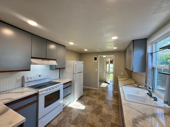 Building Photo - $500 OFF Move in Costs!!