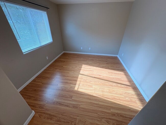 Building Photo - Lovely 5 Bedroom Home