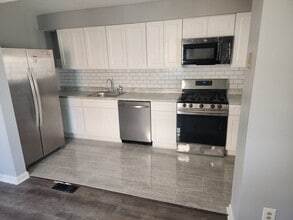 Building Photo - 4 Bedroom 2 Bathroom Home