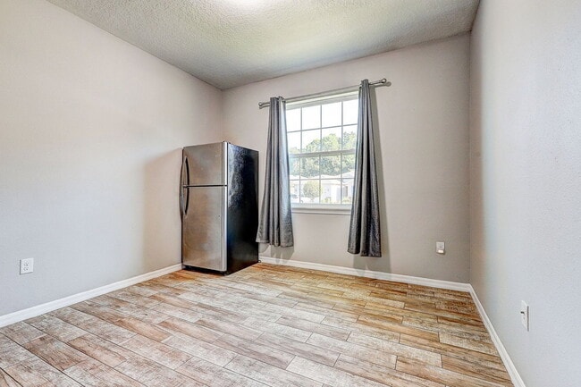 Building Photo - 32848 Sand Creek Dr