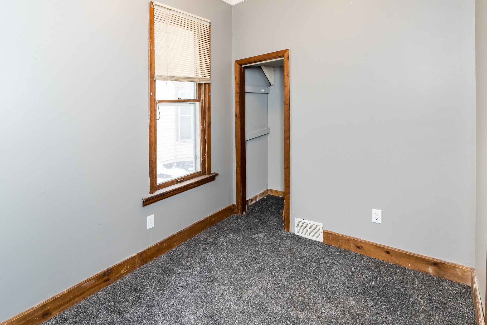 Building Photo - 818 Edmund Ave W