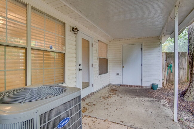 Building Photo - Adorable Updated 2BR Cottage-Style Townhom...