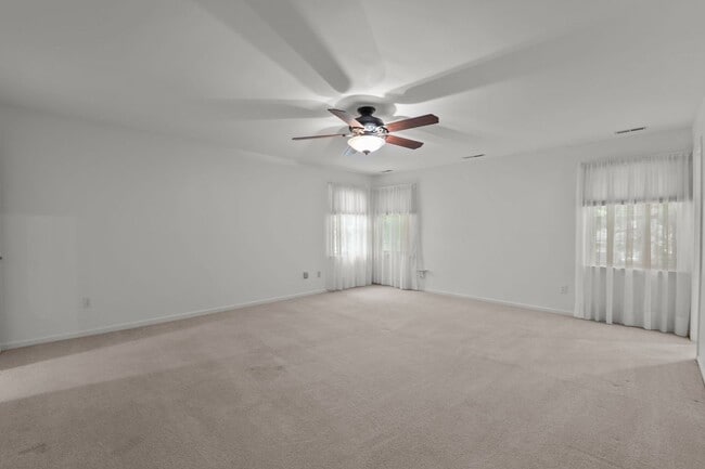 Building Photo - Your Dream Home Awaits!